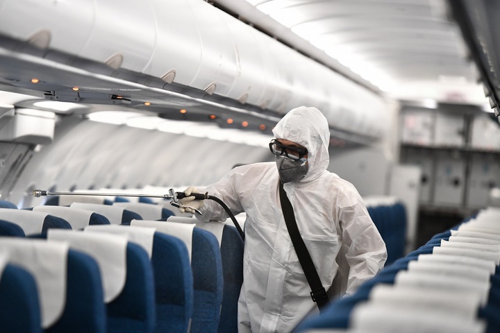 Vietnam Airlines disinfects all planes on international flights - 1