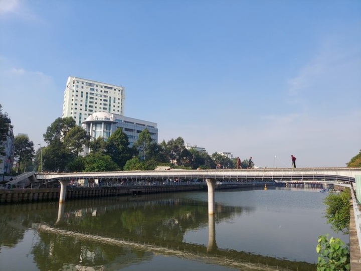 Pedestrian bridge to open across HCM City's most beautiful canal - 2 Pedestrian bridge to open across HCM City's most beautiful canal - 2