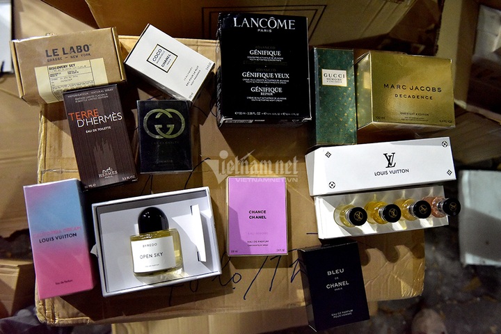 Police seize possible counterfeit perfume in Hanoi - 2