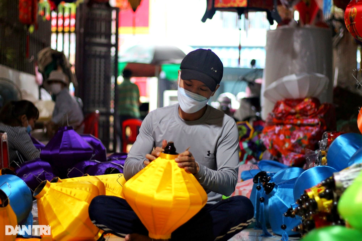 Lantern workshops in Hoi An busy ahead of Tet - 1