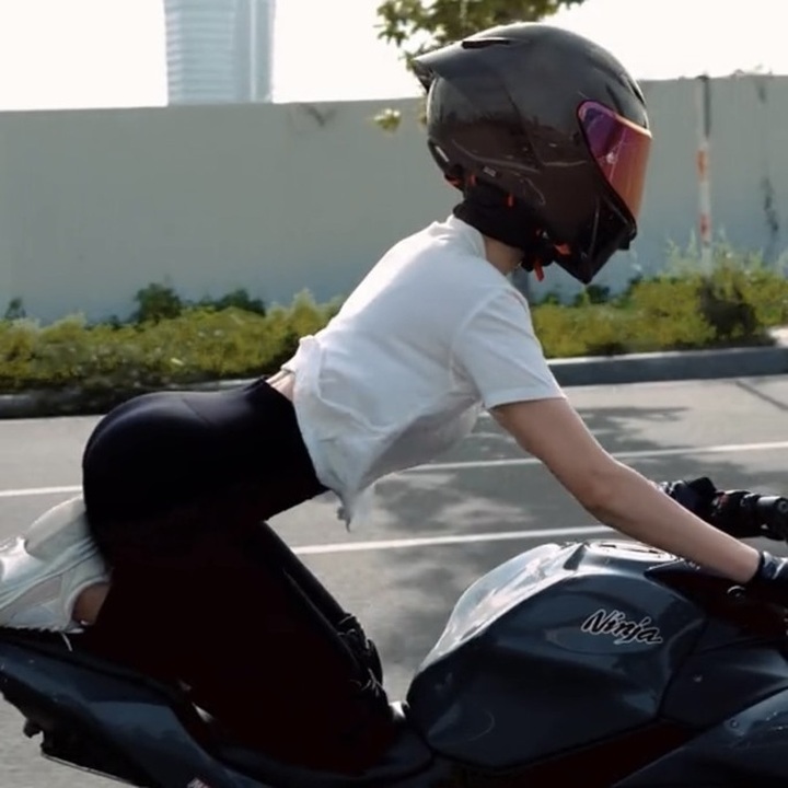 Model Ngoc Trinh fined following dangerous motorbike driving - 1 Model Ngoc Trinh fined following dangerous motorbike driving - 1