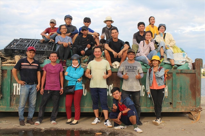 Hundreds collect litter in Danang - 12