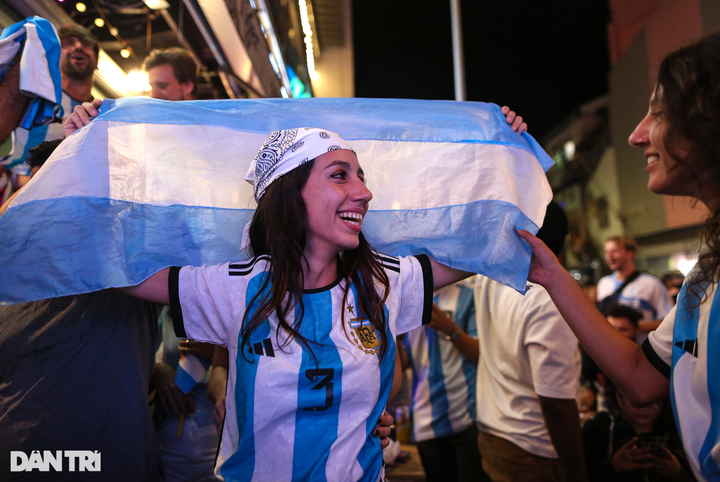 Argentina fans celebrate World Cup win on HCM City walking street - 6 Argentina fans celebrate World Cup win on HCM City walking street - 6