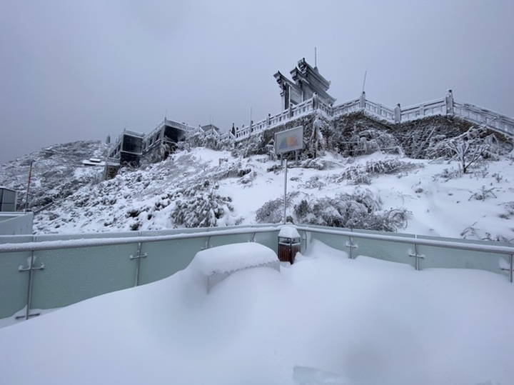 Tourists rush to Fansipan to see snow - 6