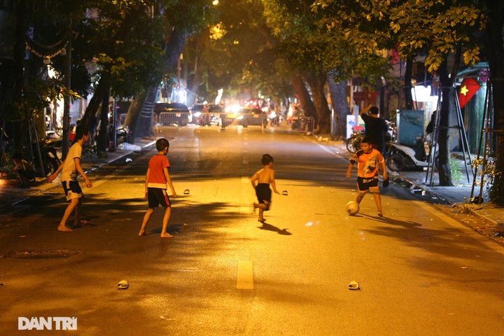 Hanoi streets jammed at Mid-Autumn Festival - 4
