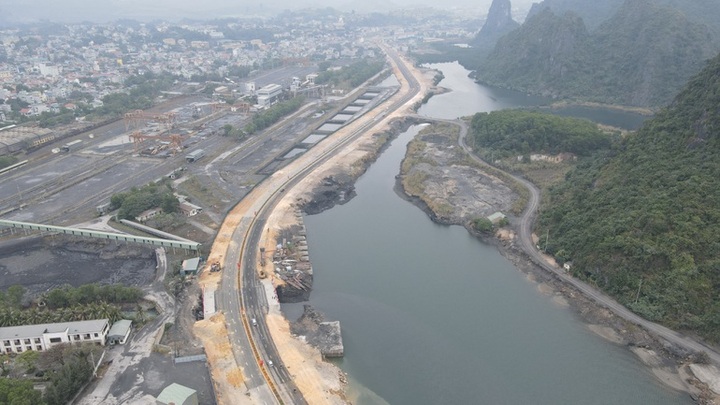 Quang Ninh inaugurates major coastal road - 1