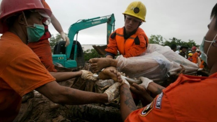 Myanmar troops help flood rescue after landslide kills 48 - 1