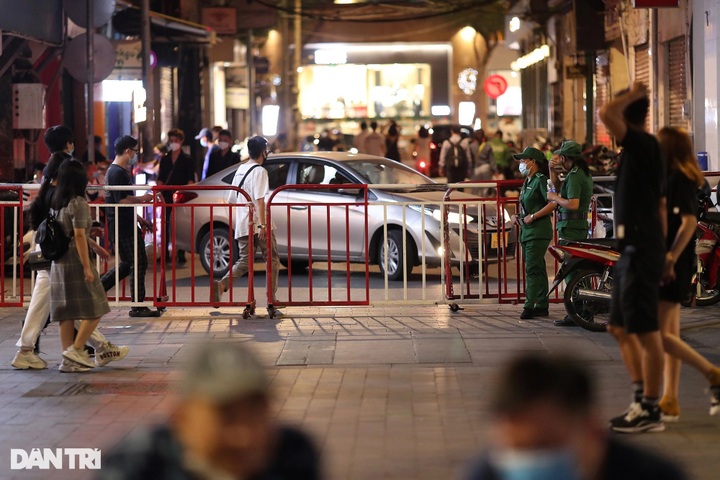 Crowds flock to central HCM City to welcome New Year - 2