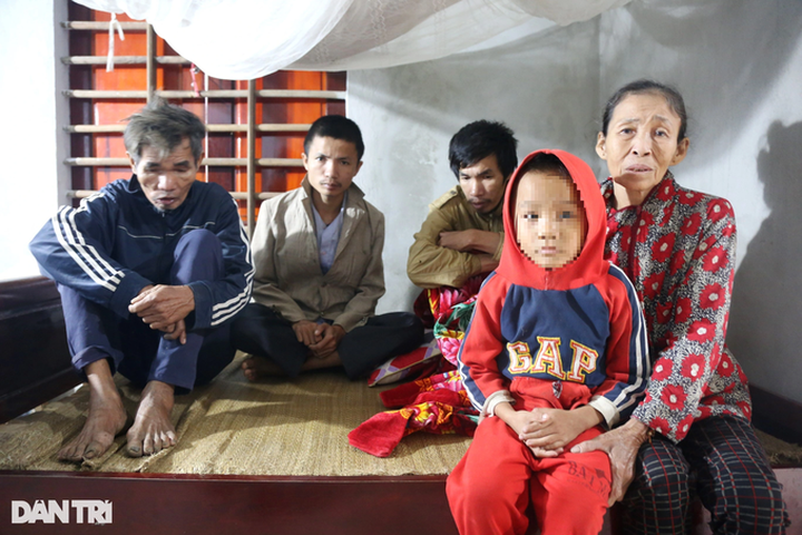 Poor family with three mentally-ill members needs help - 1