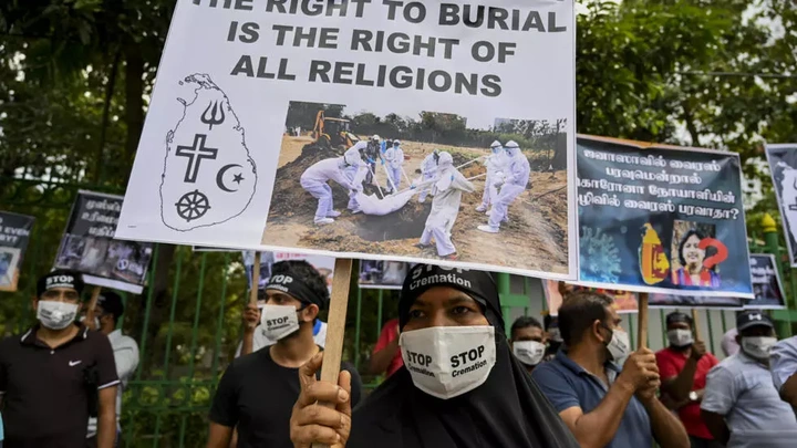Sri Lanka allows burial of virus victims after protests - 1