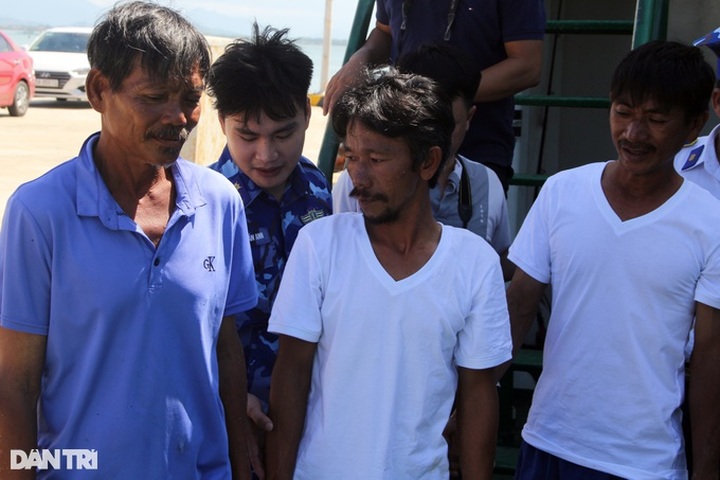 Five Binh Thuan fishermen rescued after 12 days at sea - 2