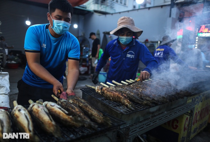 Grilled snakehead fish street busy for God of Wealth Day - 5 Grilled snakehead fish street busy for God of Wealth Day - 5