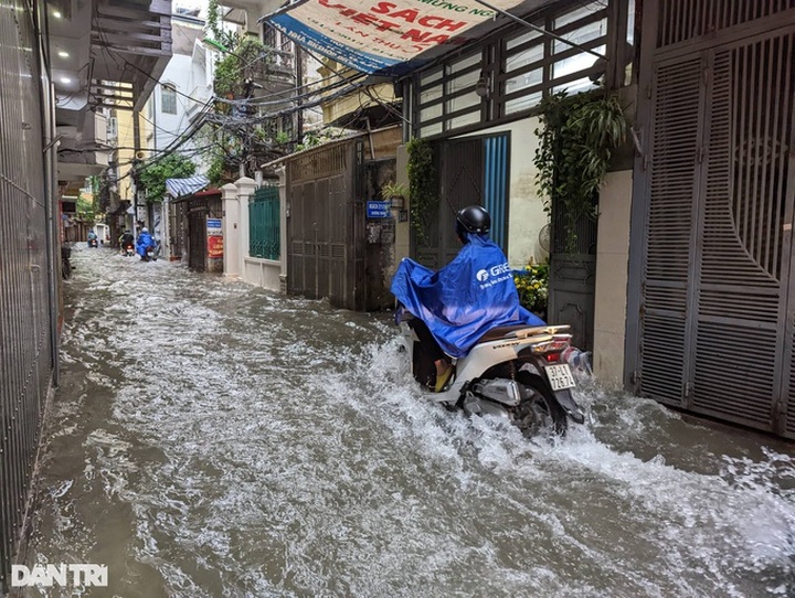 Hanoi streets severely submerged following torrential rains - 2