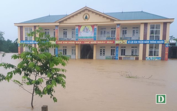 Many communes in Ha Tinh under water - 2
