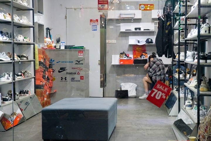 Hanoi fashion shops deserted amid Covid-19 pandemic - 2