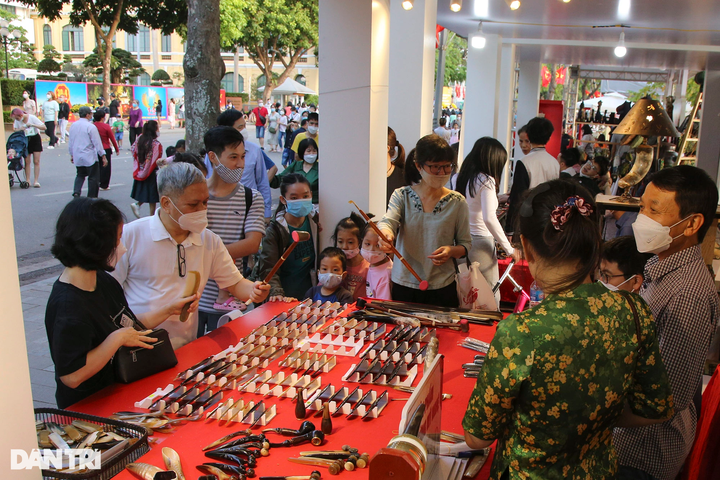 Hanoi pedestrian streets crowded again - 5