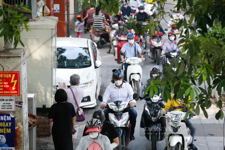 Hanoi to pilot separate car lane on crowded street - 5