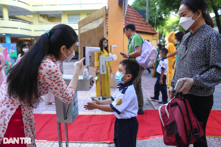 Million-plus students return to school in HCM City - 2