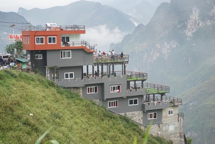 Ha Giang authorities to demolish illegal building on Ma Pi Leng - 1