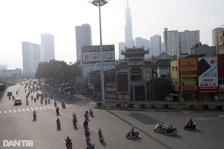 HCM City streets crowded again as social distancing rules ease - 3