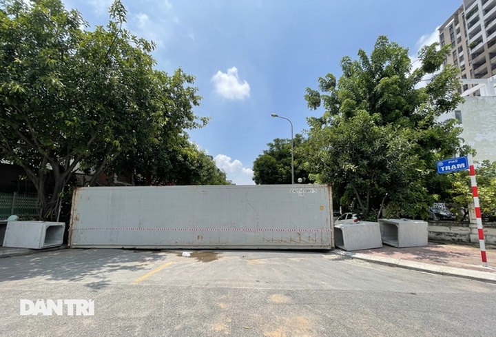 Unique barriers set up for Covid-19 prevention in Hanoi - 1