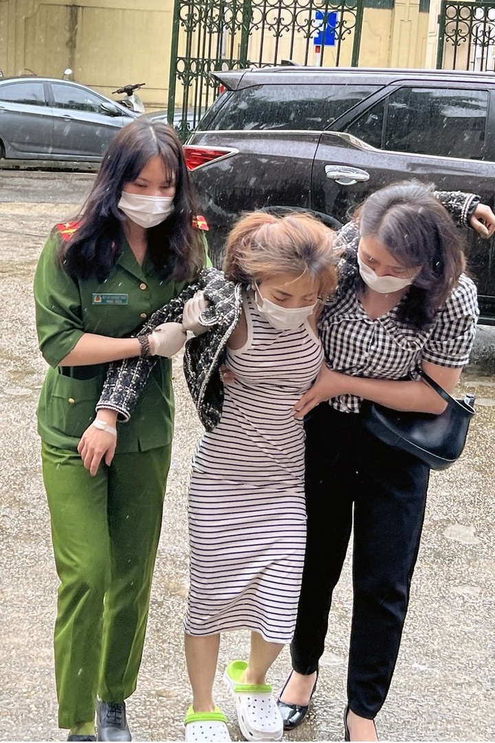 One killed, five injured after woman sets fire at Hanoi building - 2