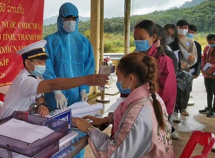 Lao students quarantined in Vietnam for study - 1