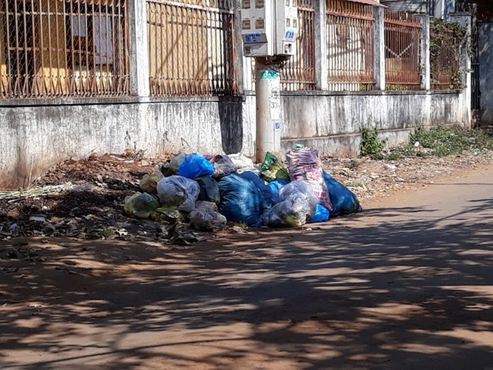 Garbage piles up, poses threat in Đắk Lắk - 1 Garbage piles up, poses threat in Đắk Lắk - 1