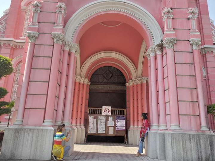 HCM City church attracts visitors - 5 HCM City church attracts visitors - 5