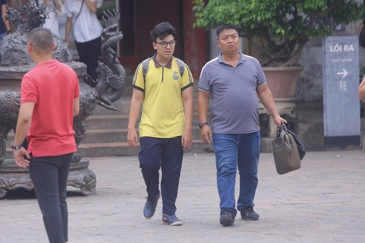 Hanoi students pray for exam luck at Temple of Literature - 5