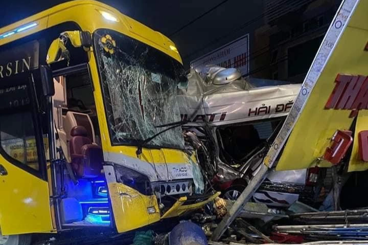 Four die in Dong Nai bus collision - 1 Four die in Dong Nai bus collision - 1