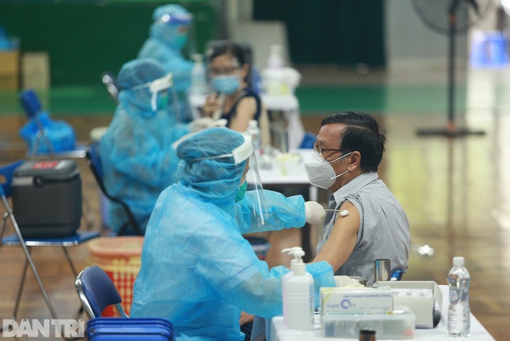 HCM City residents eager for Covid-19 vaccination - 11