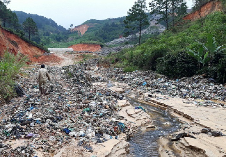 Dalat crops damaged by post-flood litter - 2