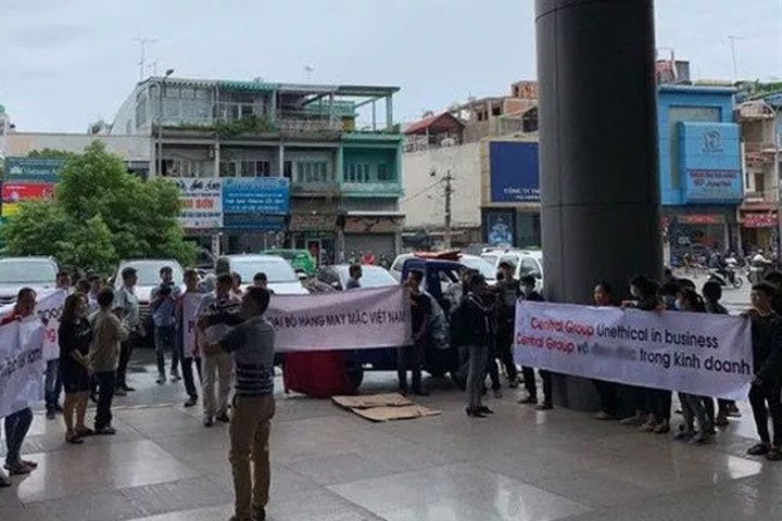 Local apparel suppliers object to Central Group’s disrupted purchase - 1