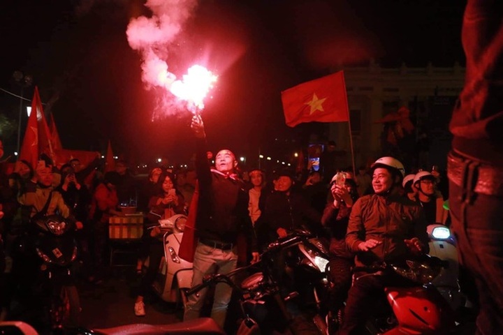 Football fans flood streets to celebrate Vietnam's historic SEA Games gold medal - 3 Football fans flood streets to celebrate Vietnam's historic SEA Games gold medal - 3