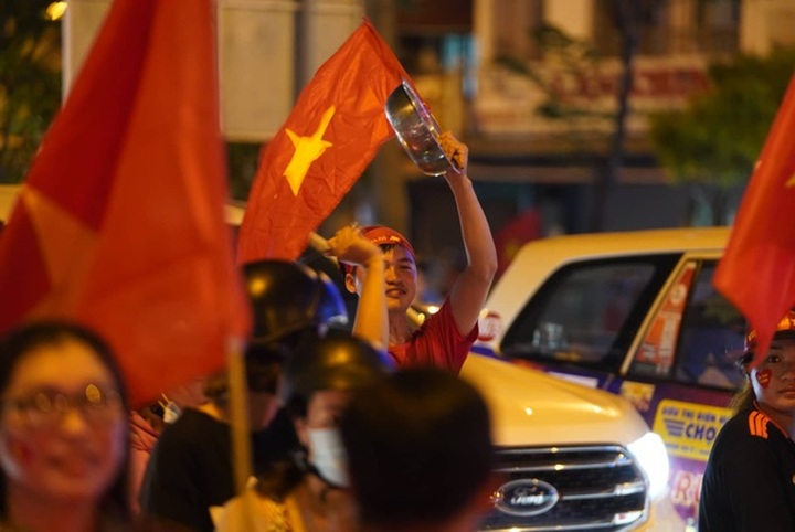 Football fans flood streets to celebrate Vietnam's historic SEA Games gold medal - 9 Football fans flood streets to celebrate Vietnam's historic SEA Games gold medal - 9