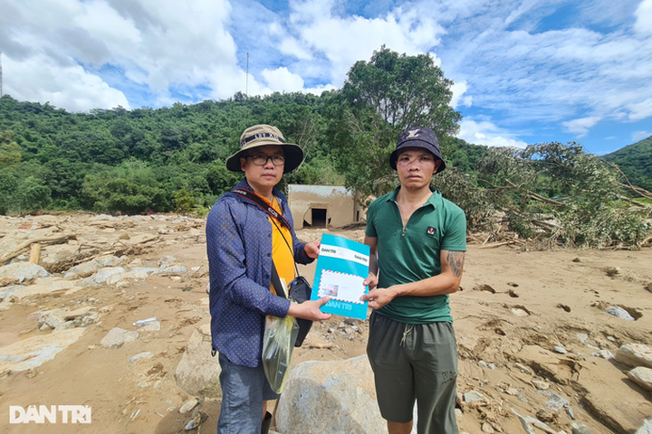 Dantri/Dtinews sends emergency aid to Nghe An flood victims - 2 Dantri/Dtinews sends emergency aid to Nghe An flood victims - 2