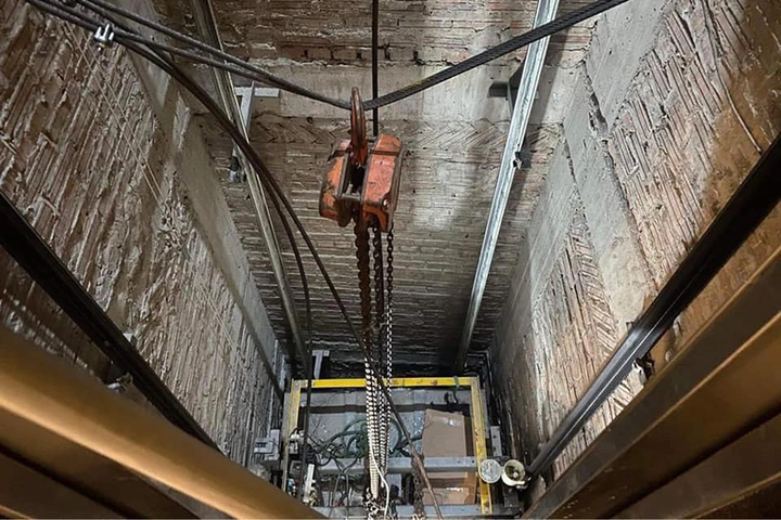 Two die in elevator accident at Hanoi building - 1