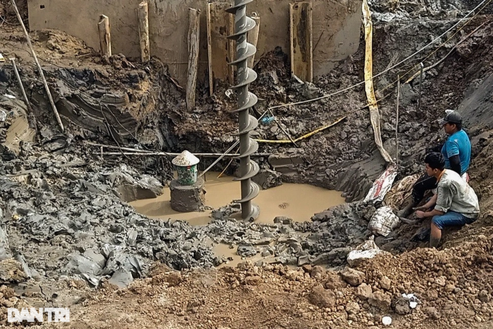 Boy fallen into concrete pillar declared dead - 3 Boy fallen into concrete pillar declared dead - 3