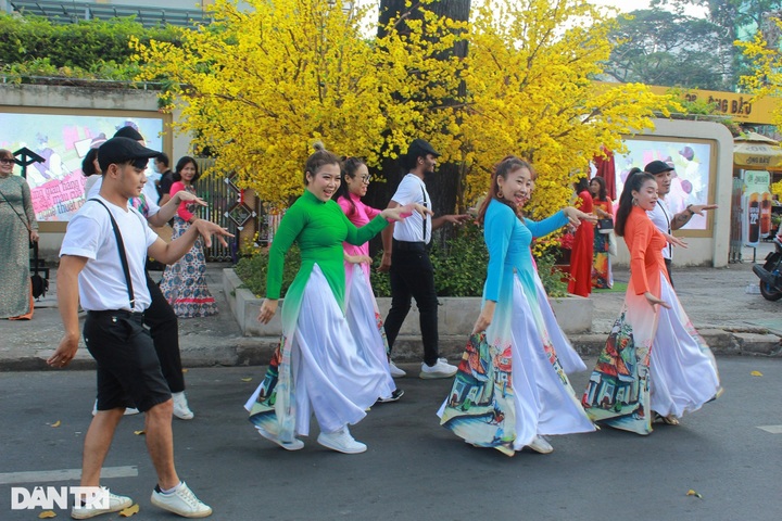 Tet Festival opens in HCM City - 1