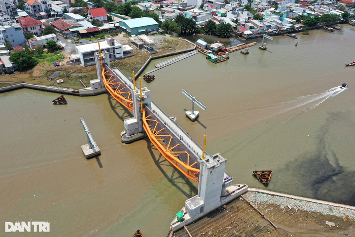 Work on HCM City anti-flooding project slows to a trickle - 1