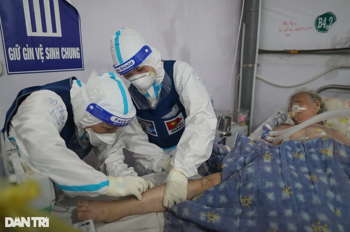 HCM City Covid-19 field hospital overloaded as patients surge - 3