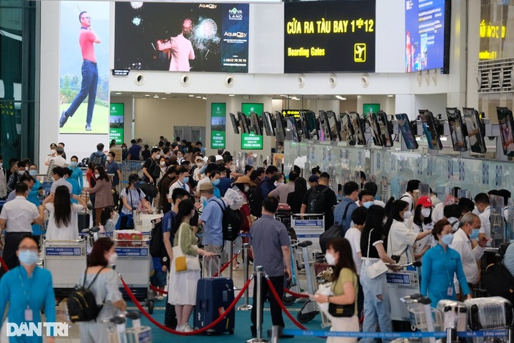Noi Bai International Airport crowded ahead of national holiday - 2