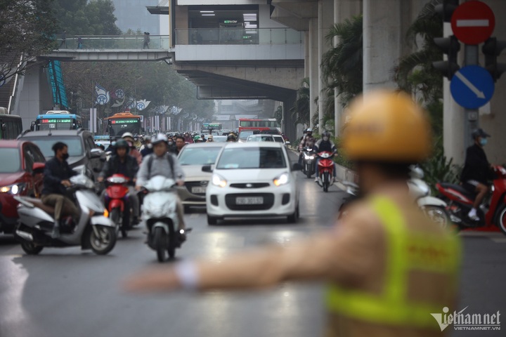 Hanoi police struggle with Tet traffic jams - 4