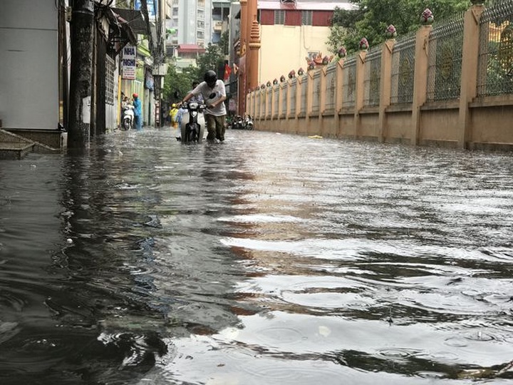 Downpour floods Hanoi streets - 6
