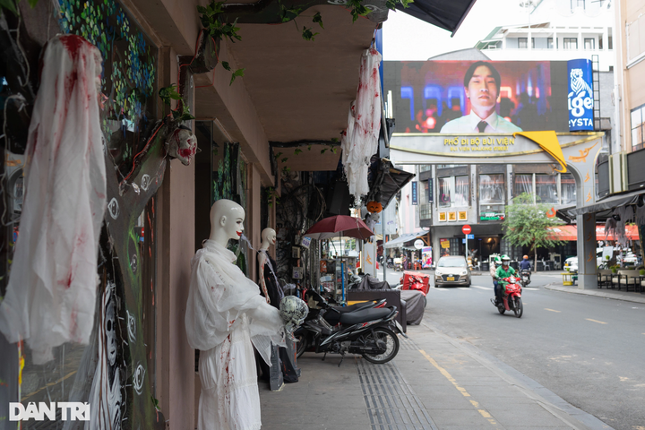 HCM City streets see horrific scenes as Halloween nears - 10 HCM City streets see horrific scenes as Halloween nears - 10