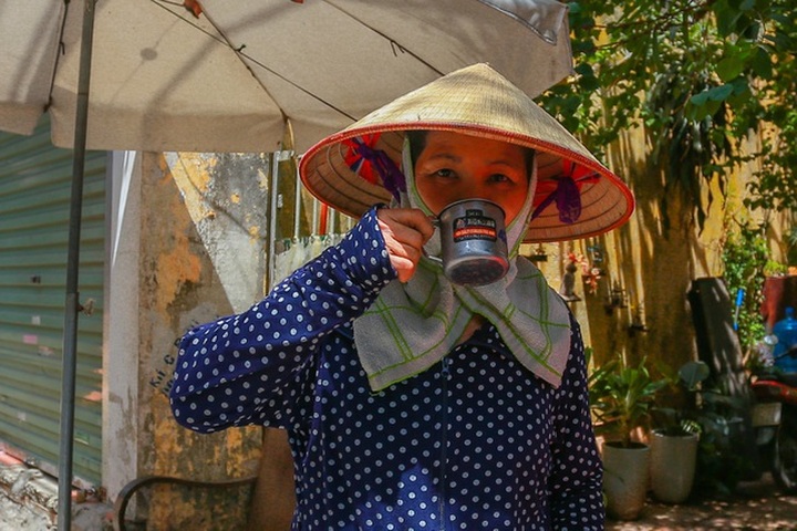 Free water taps help to relieve Hanoi scorching heat - 4