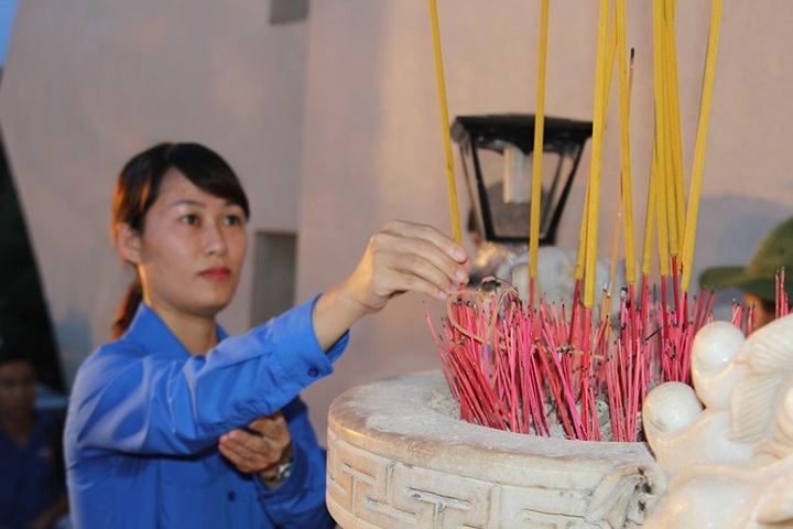 Thousands of young people pay tribute to war dead - 3