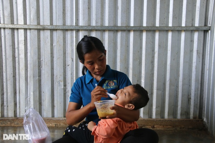 Poor woman in Dak Nong facing domestic violence calls for help - 2