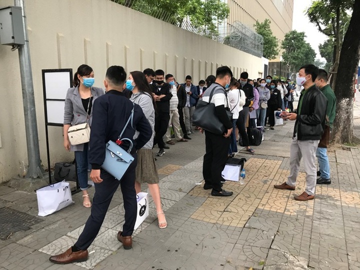 Hundreds queue from early morning for Japan visas - 2 Hundreds queue from early morning for Japan visas - 2